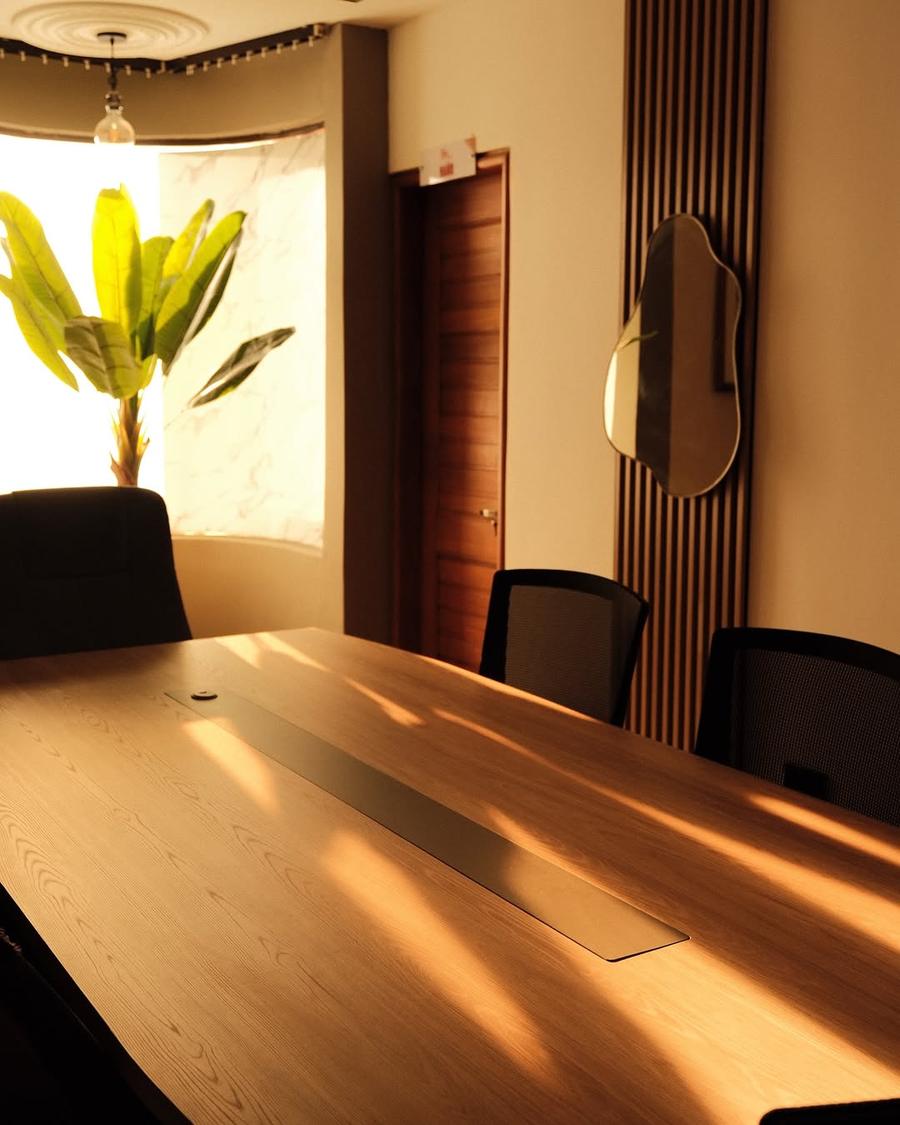 Sala de reuniones de FICA con luz natural
