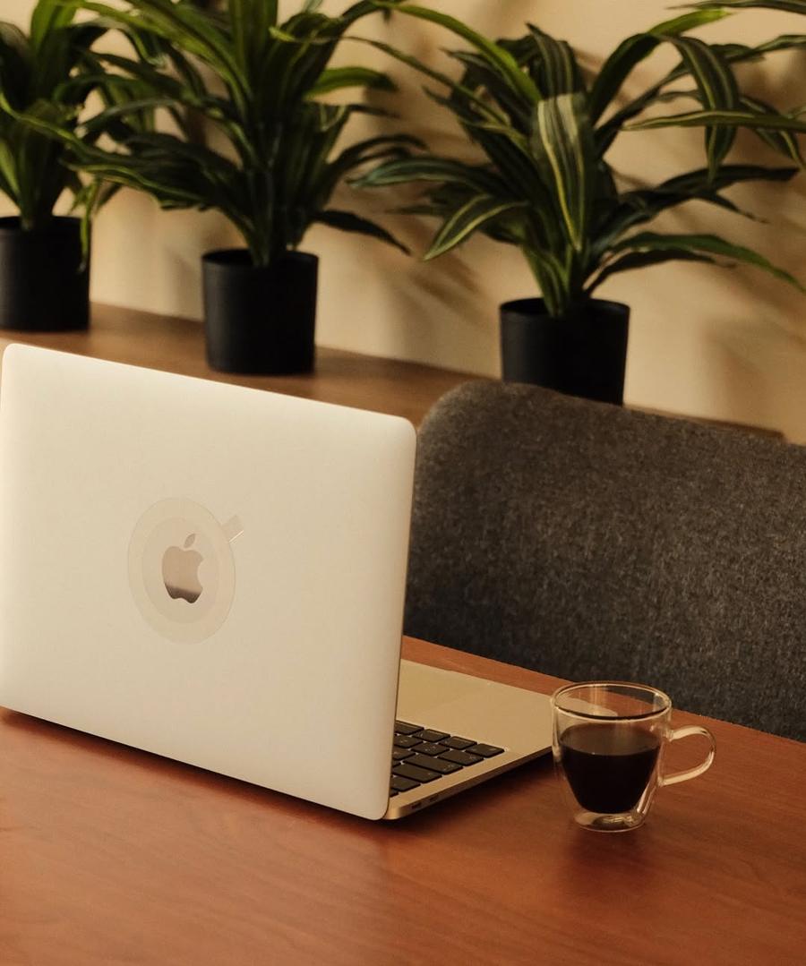Área de trabajo de FICA con café y plantas